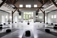 The place to be meditatiezaal yogazaal met yogamatten